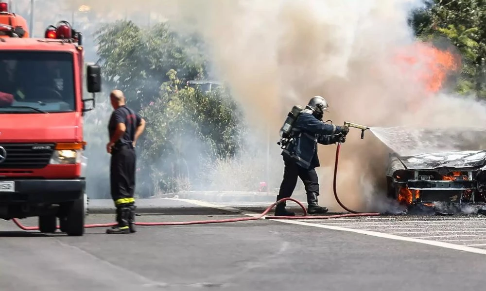 Φωτιά σε αυτοκίνητο στην Κηφισίας: Κυκλοφοριακό κομφούζιο